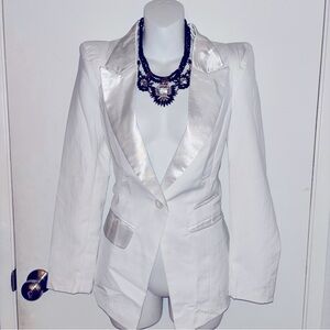 WOMEN BLAZER SIZE 66/ XS IN A SPOTLESS WHITE TUXEDO STYLE